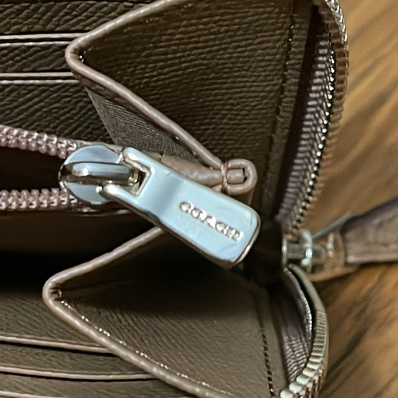 NEW WITH TAGS COACH SIGNATURE WITH DAISY BUNDLE PRINT ACCORDION ZIP WALLET - Picture 12 of 15